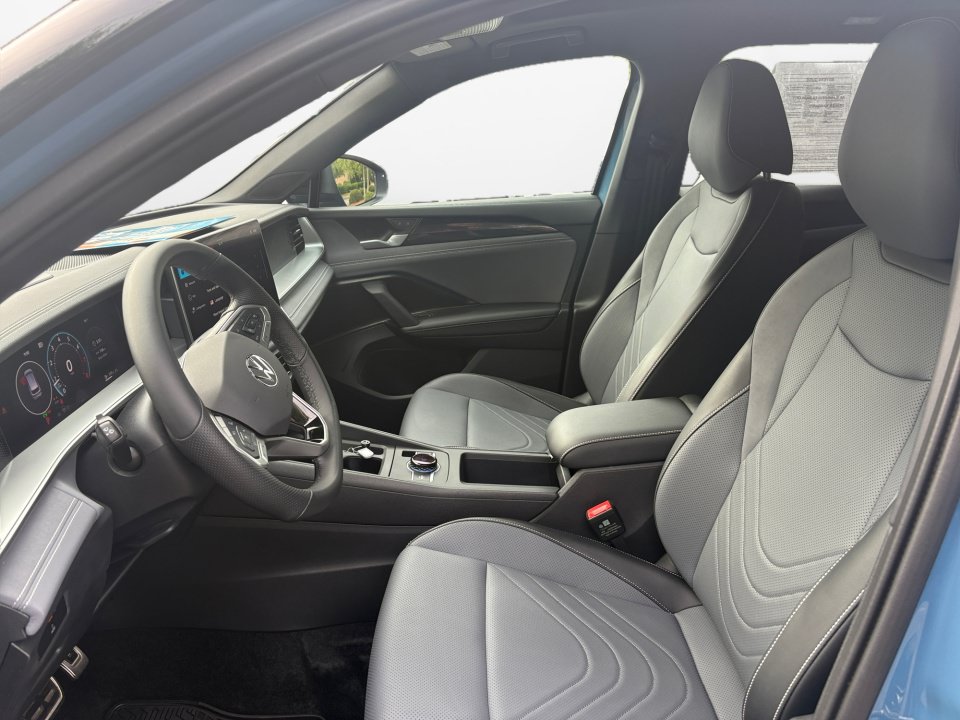 Certified 2026 Volkswagen Tiguan SE R-Line AWD/4WD image 9