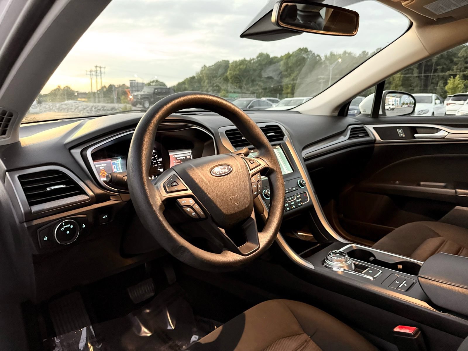 Used 2019 Ford Fusion SE FWD image 12