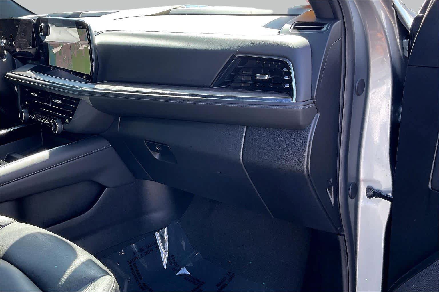 Used 2025 Chevrolet Suburban LT AWD/4WD image 16