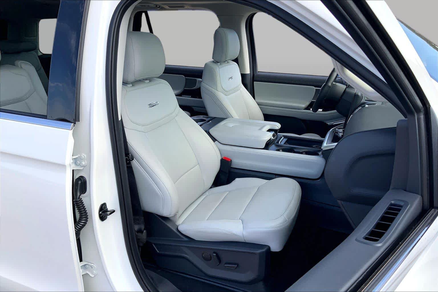 Used 2025 Ford Expedition Platinum w/ Driver's Package AWD/4WD image 9