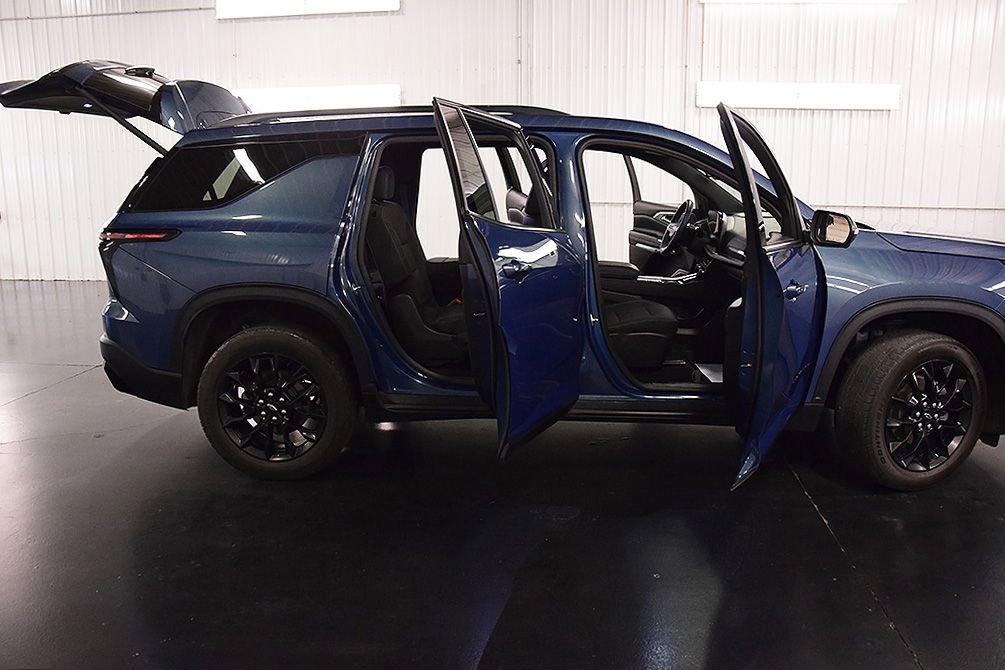 Used 2024 Chevrolet Traverse LT w/ Midnight/Sport Edition AWD/4WD image 32