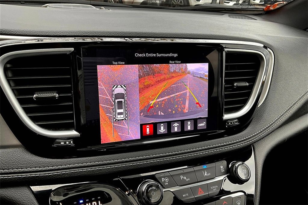 Used 2022 Chrysler Pacifica Limited w/ Uconnect Theater Family Group image 13