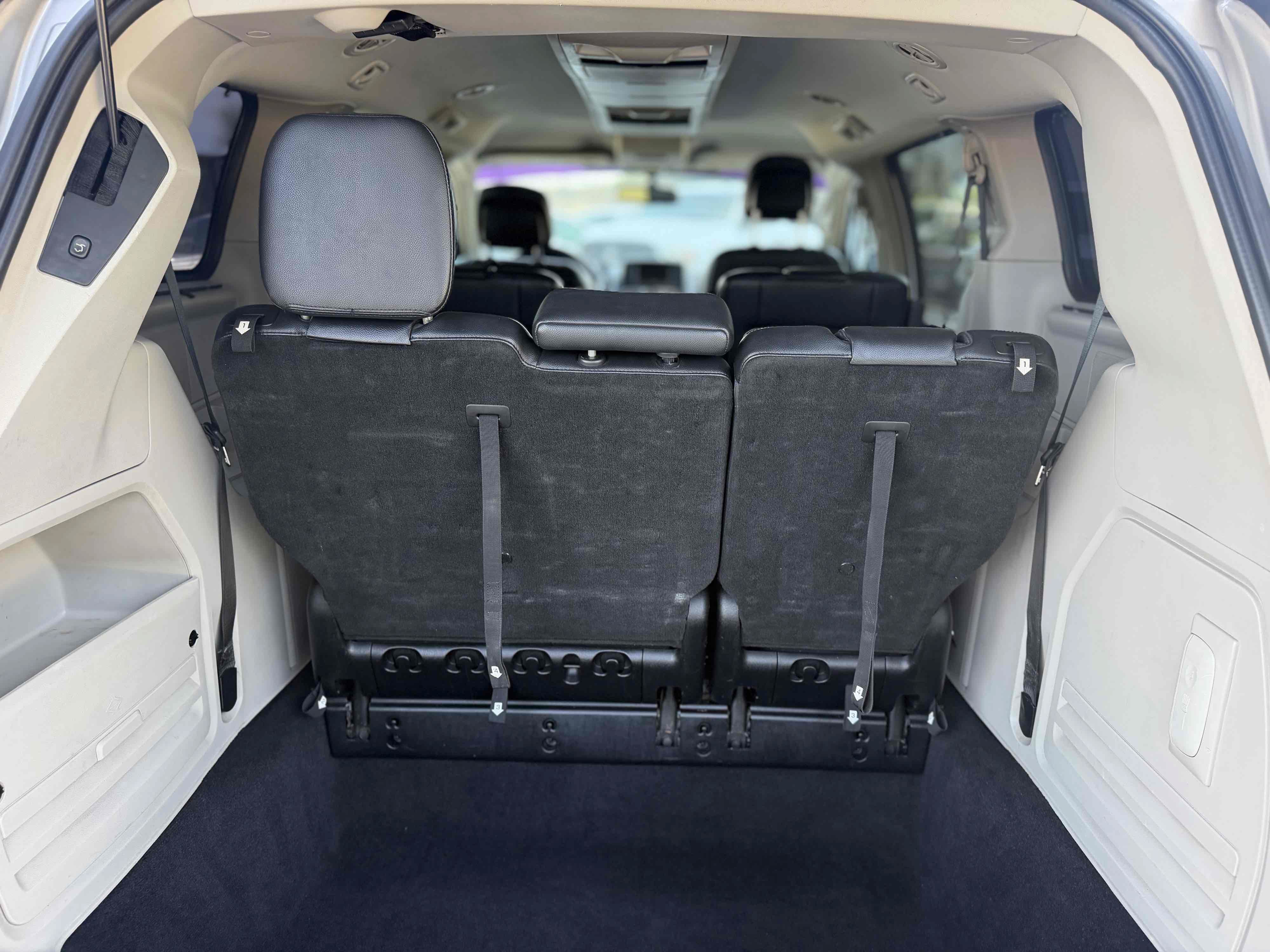 Used 2011 Chrysler Town & Country Touring-L w/ Entertainment Group #2 FWD image 17
