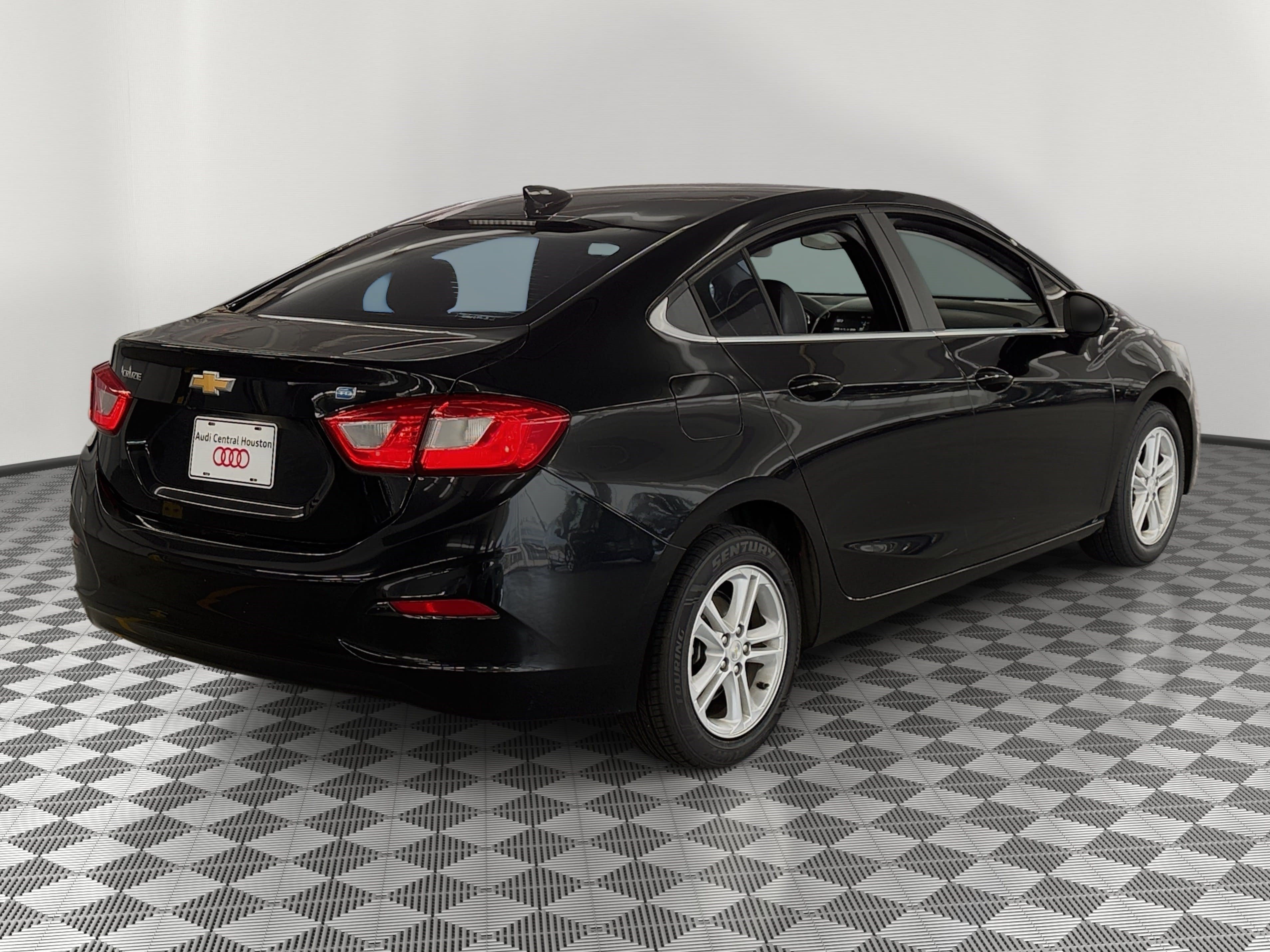 Used 2018 Chevrolet Cruze LT w/ Leather Package FWD image 9