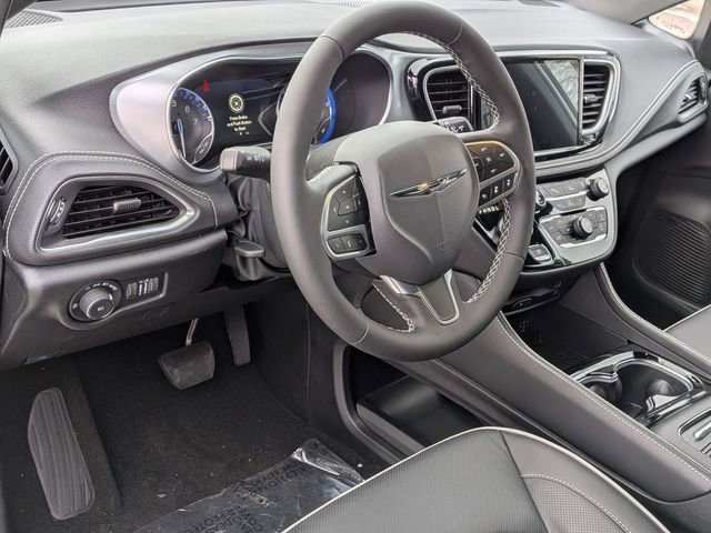 New 2026 Chrysler Pacifica Limited w/ Uconnect Theater Family Group image 10