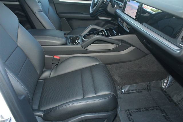Certified 2025 Porsche Cayenne Base image 26