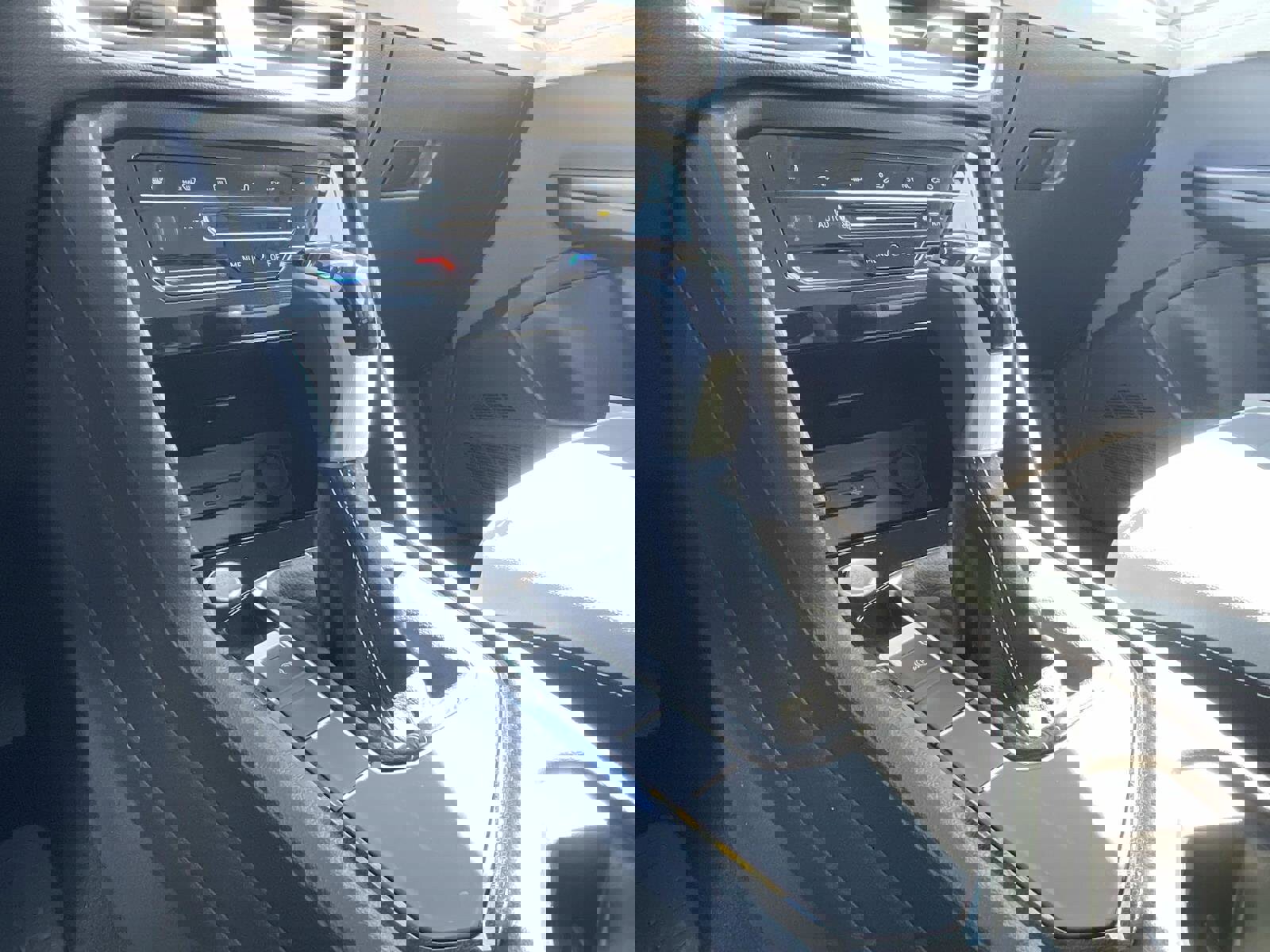 Certified 2025 Volkswagen Taos SE w/ Panoramic Sunroof Package FWD image 31