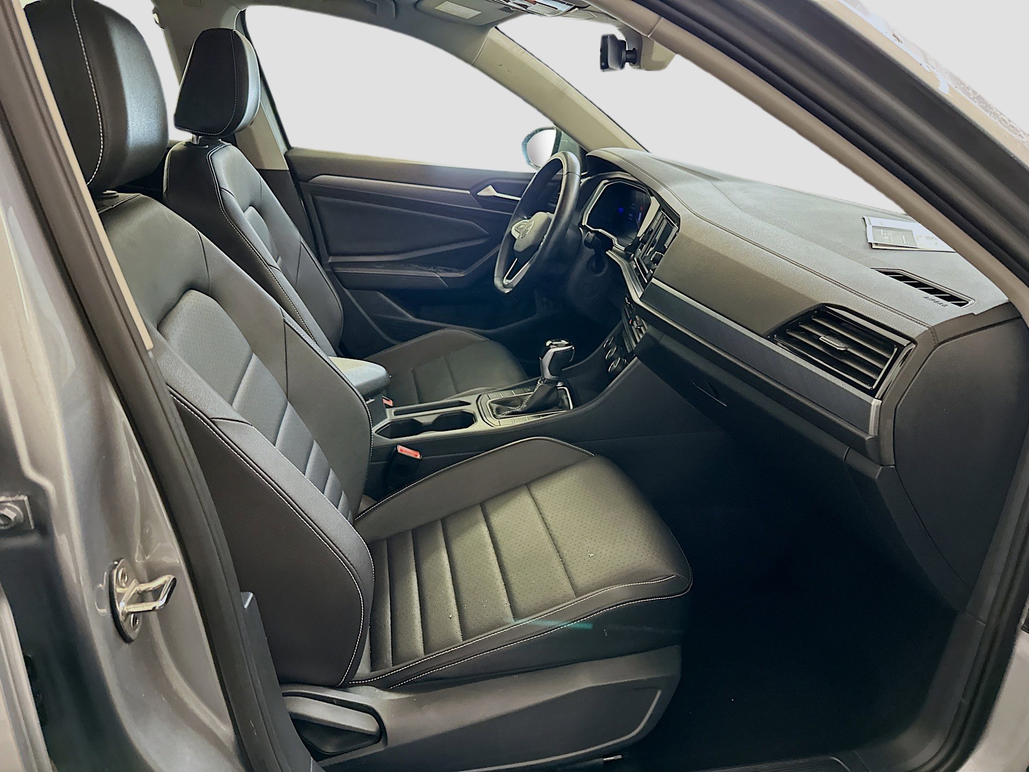 Used 2024 Volkswagen Jetta SE image 31