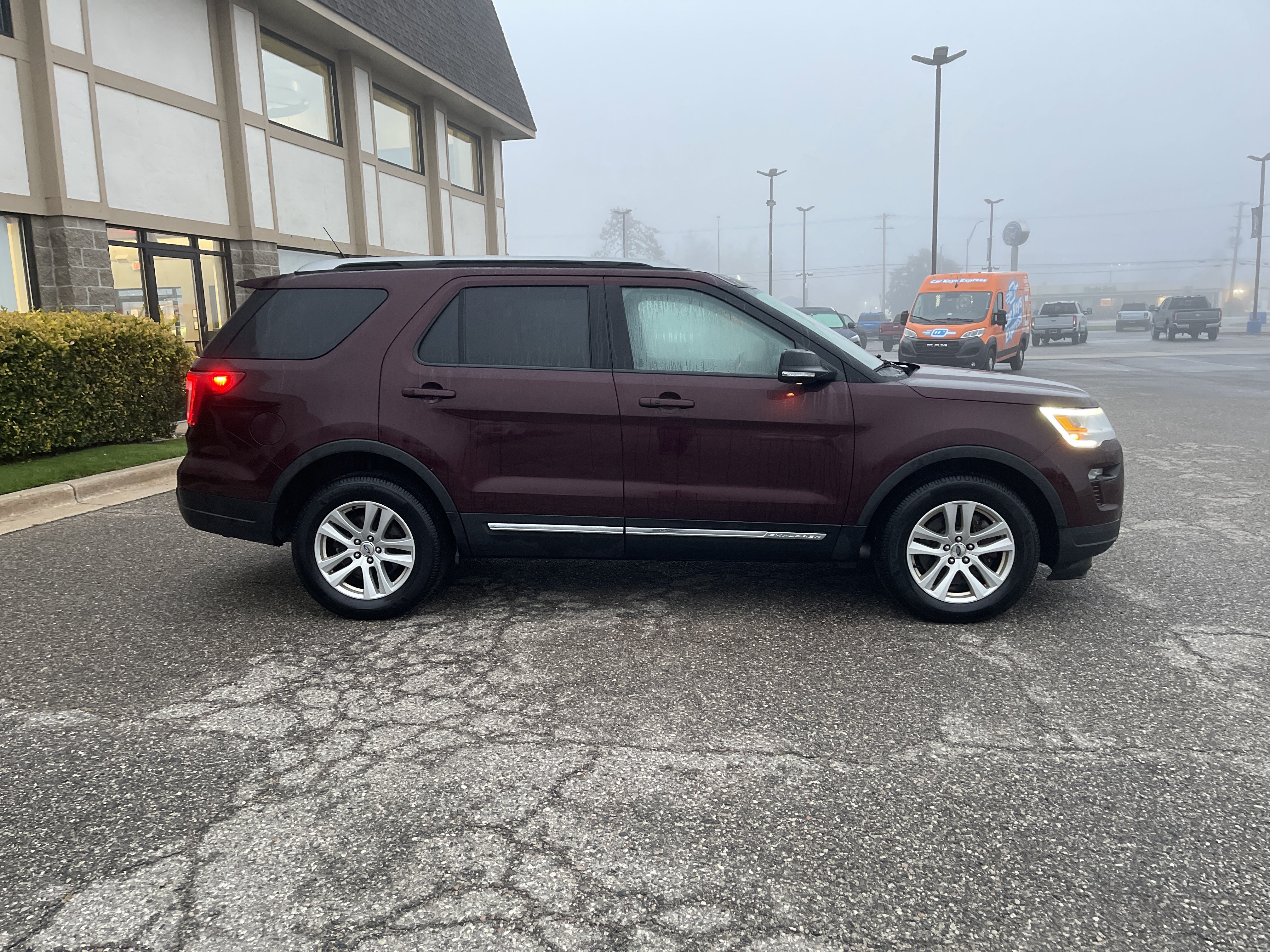 Used 2018 Ford Explorer XLT w/ Equipment Group 201A AWD/4WD image 3