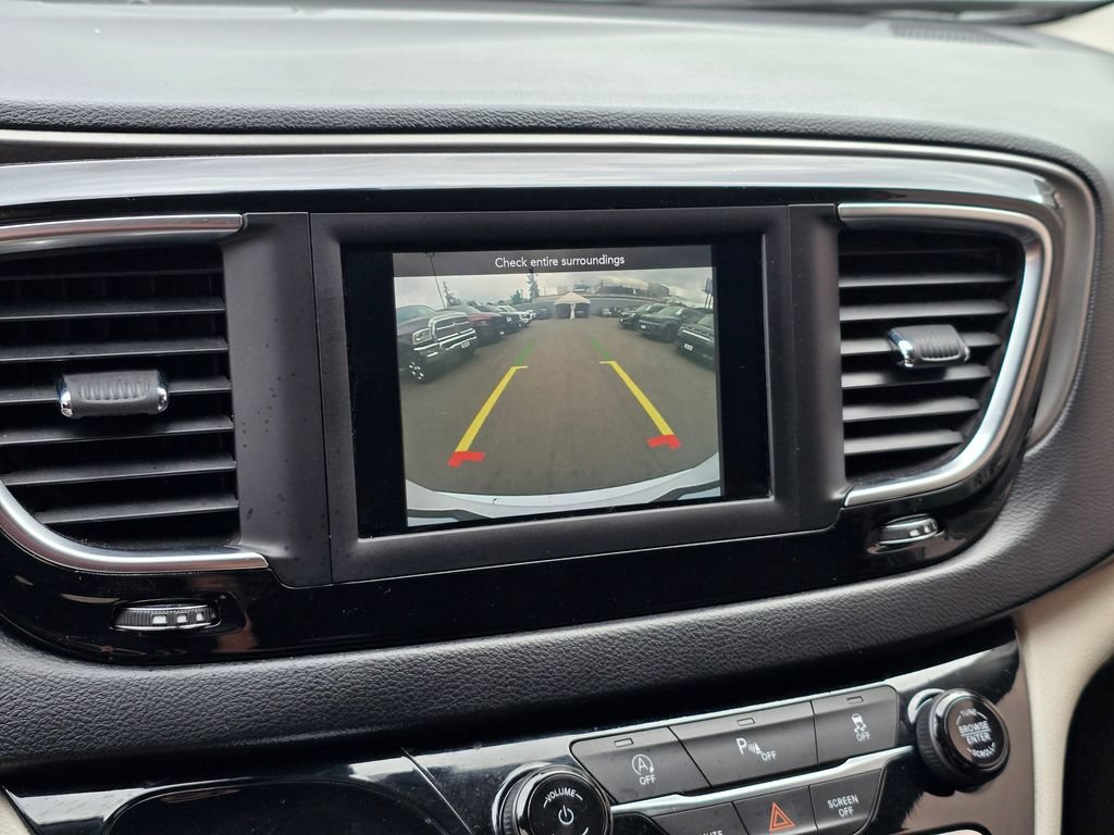 Used 2020 Chrysler Pacifica Touring-L FWD image 26