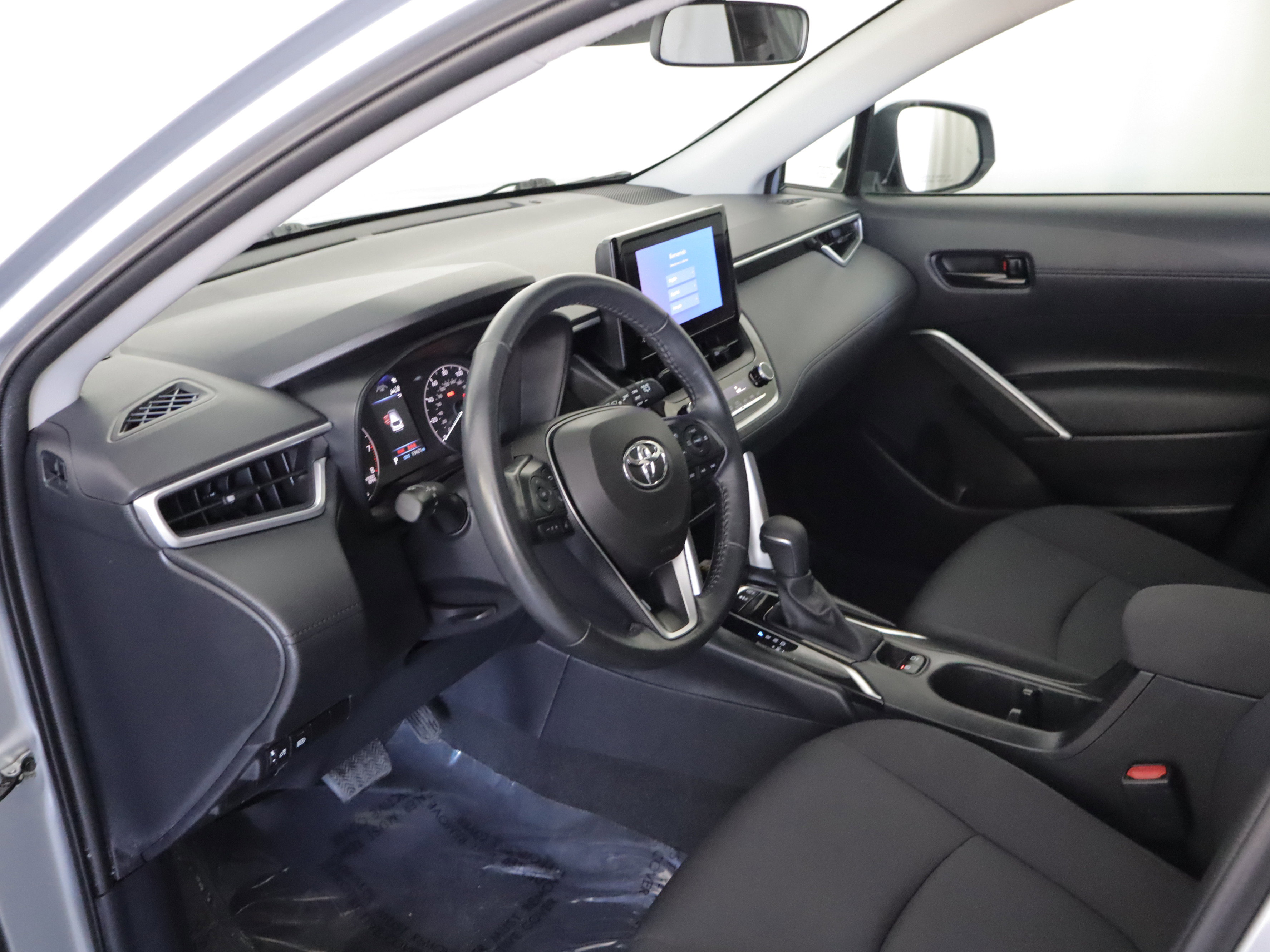 Used 2023 Toyota Corolla Cross LE w/ Moonroof Package image 11