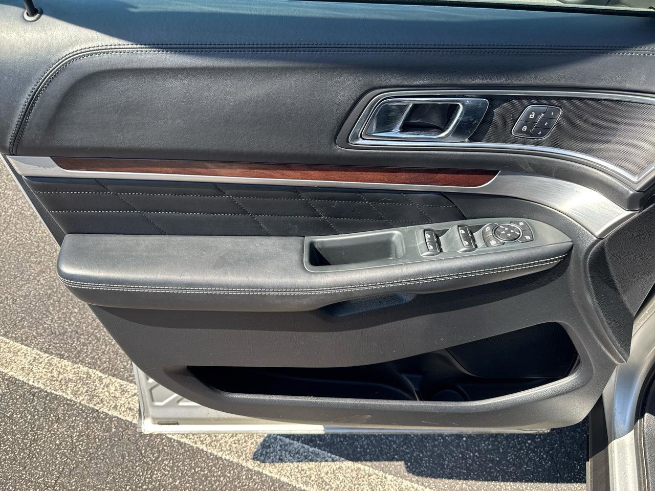 Used 2018 Ford Explorer Platinum AWD/4WD image 22