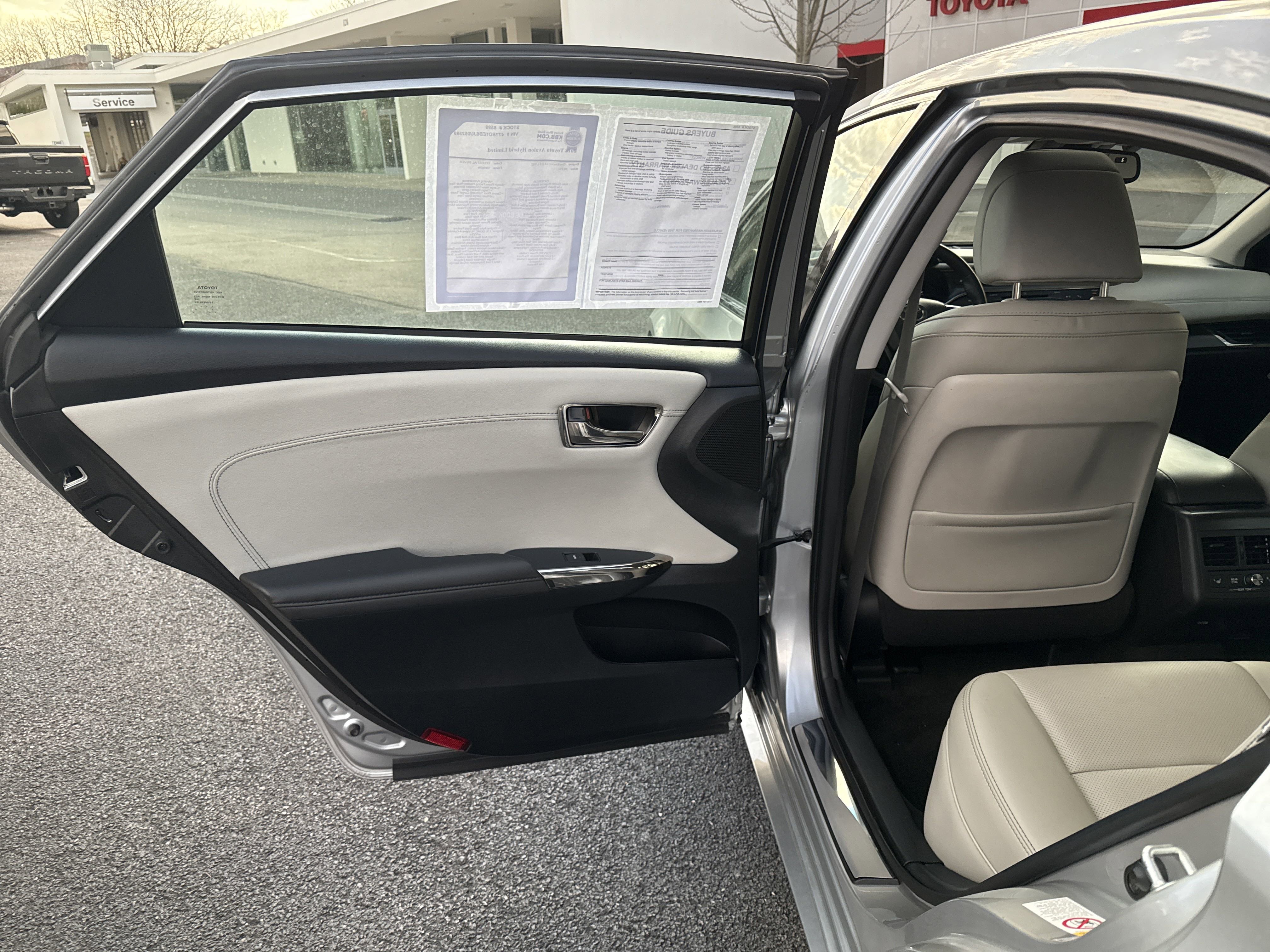 Used 2018 Toyota Avalon Limited image 12