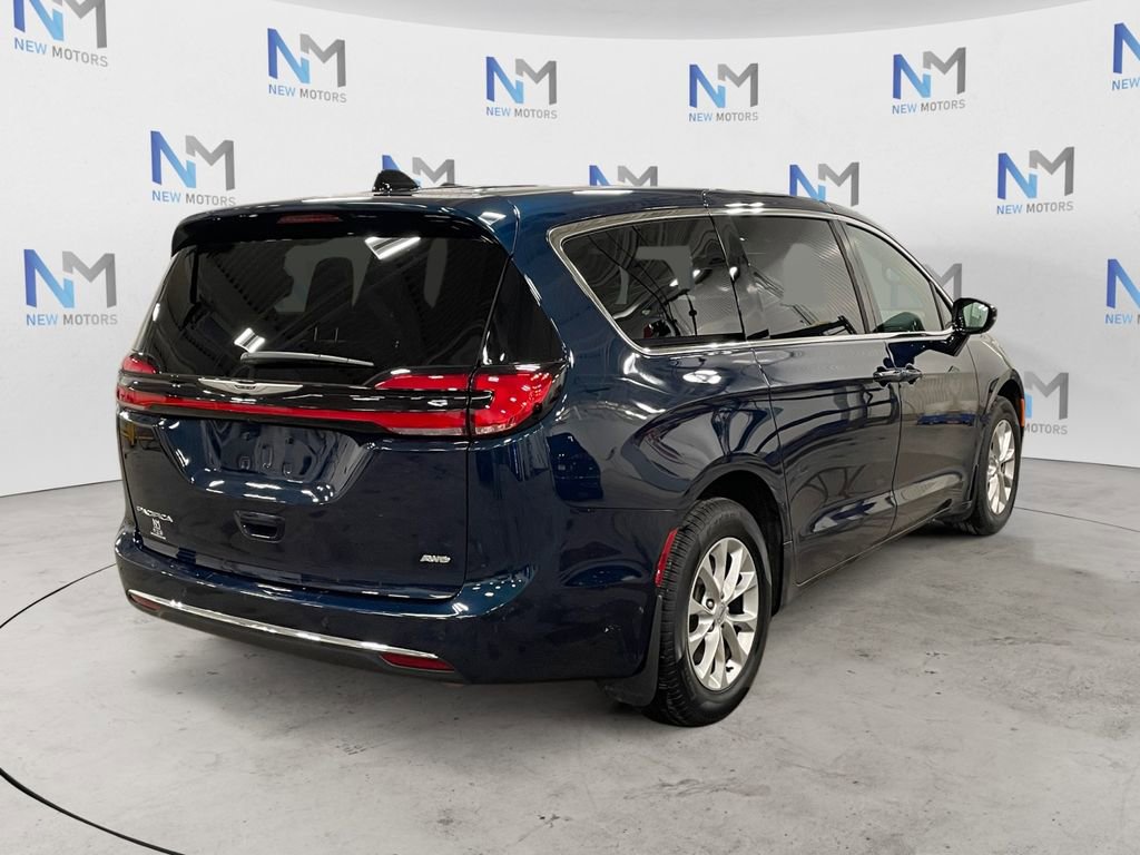 Used 2025 Chrysler Pacifica Select AWD/4WD image 5