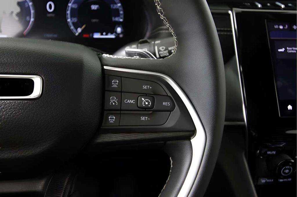 Used 2024 Jeep Grand Cherokee Altitude image 25