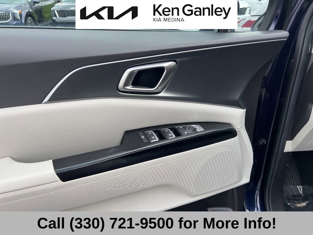 Used 2024 Kia Carnival LX FWD image 27