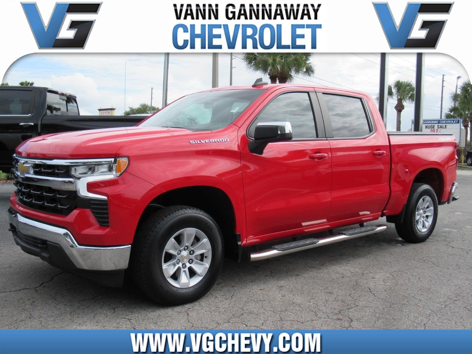 Used 2025 Chevrolet Silverado 1500 LT AWD/4WD image 1