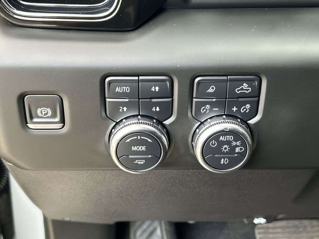 Used 2025 GMC Sierra 1500 AT4 w/ Technology Package AWD/4WD image 18