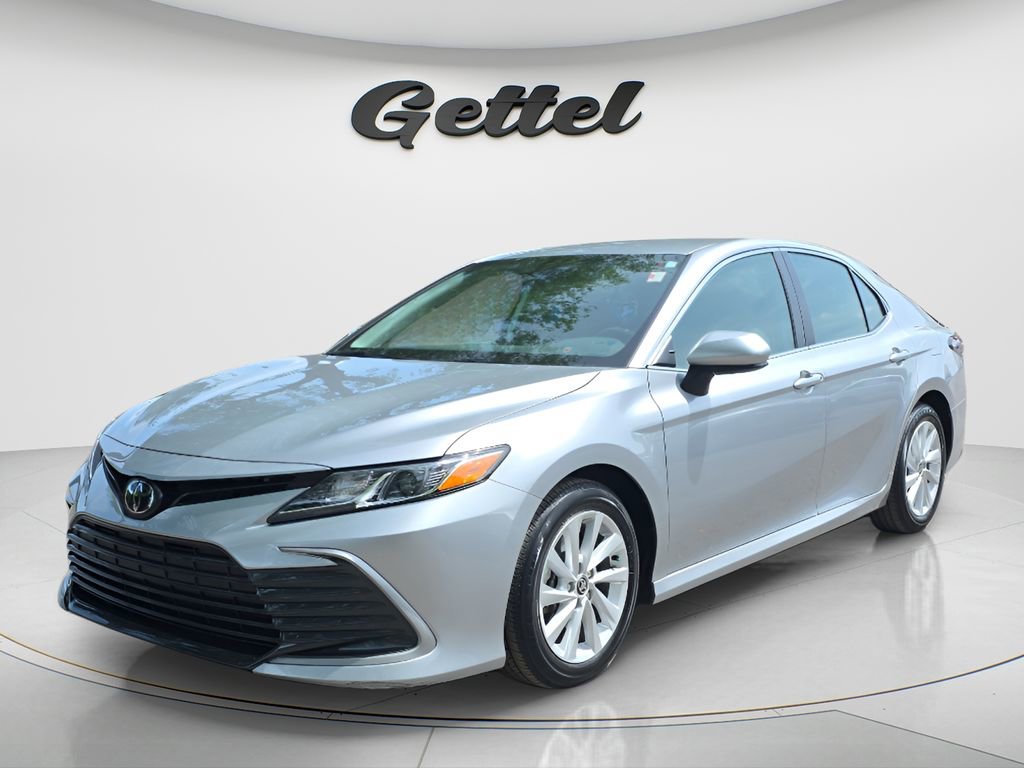 Used 2022 Toyota Camry LE image 1