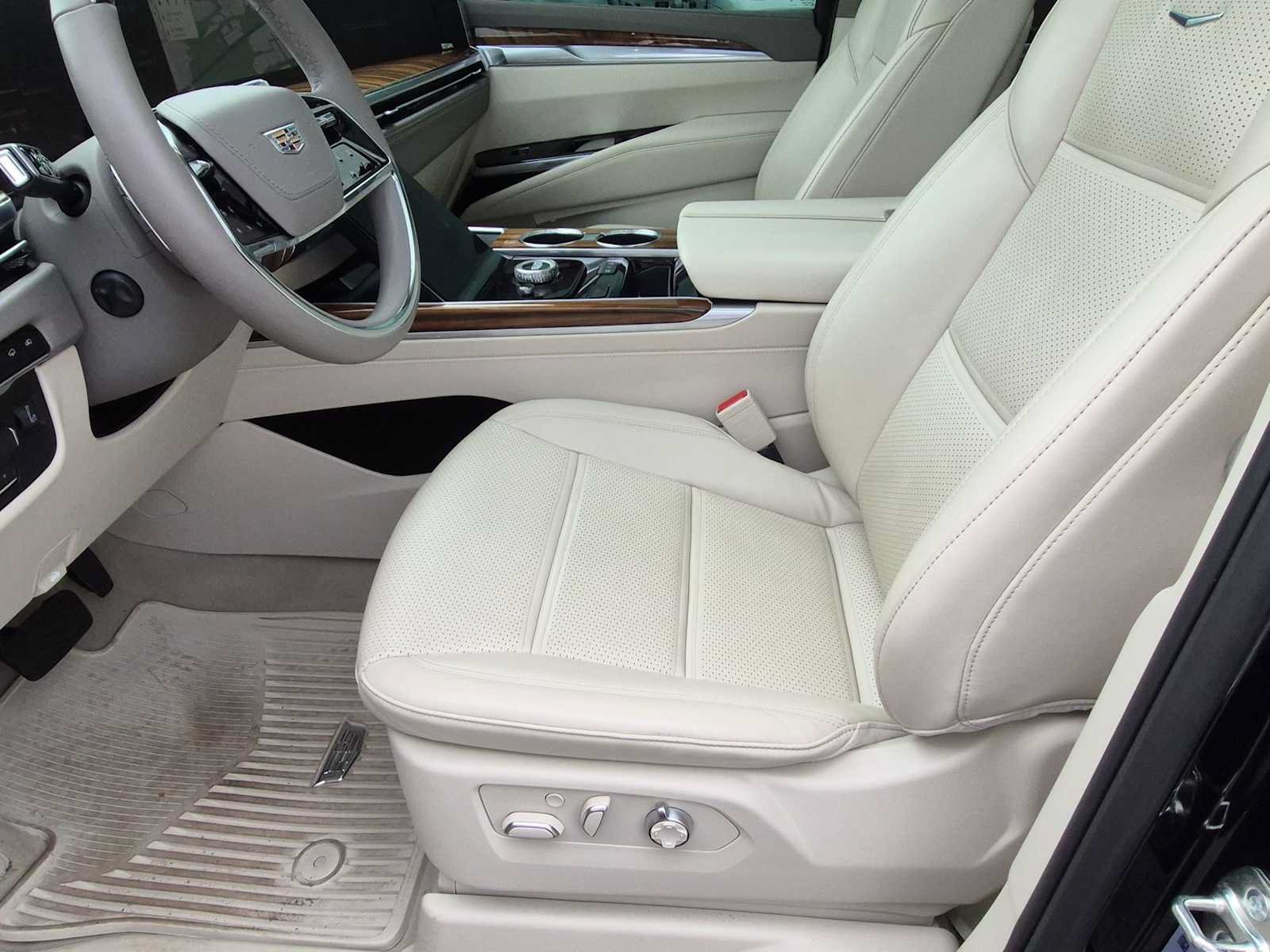 Used 2025 Cadillac Escalade Sport Platinum w/ LPO, ONYX Package AWD/4WD image 16