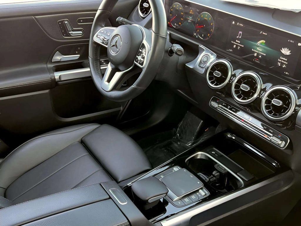 Used 2021 Mercedes-Benz GLB 250 4MATIC w/ Premium Package image 8