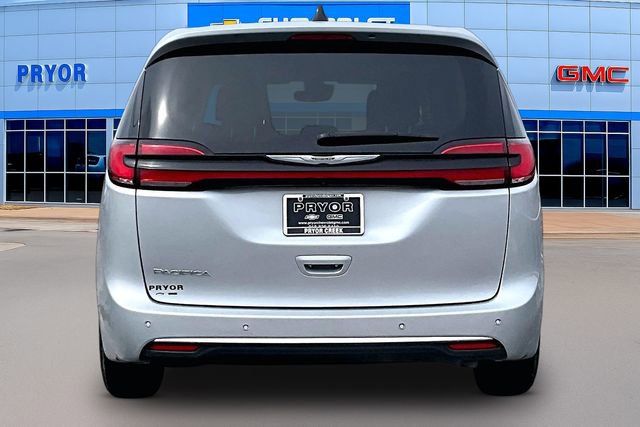 Used 2023 Chrysler Pacifica Touring-L image 6