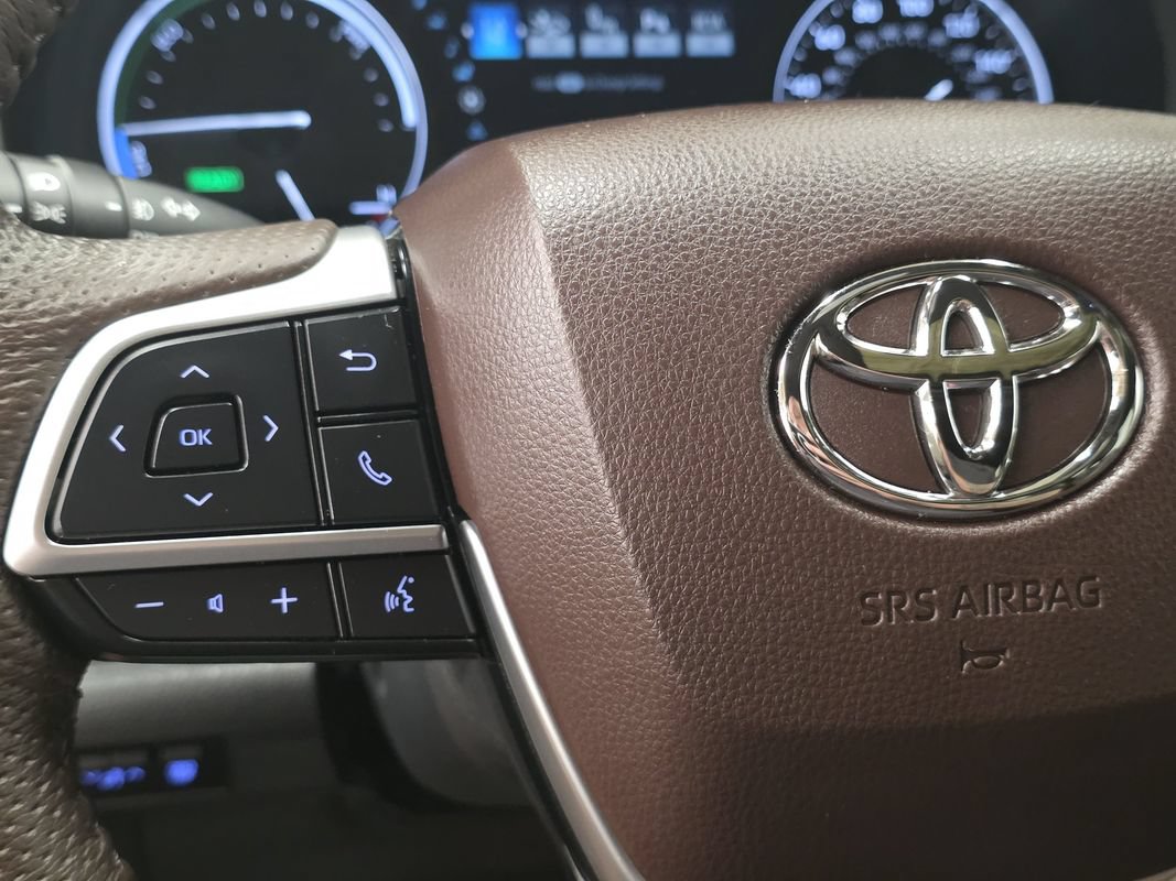 Used 2024 Toyota Sienna Platinum AWD/4WD image 33