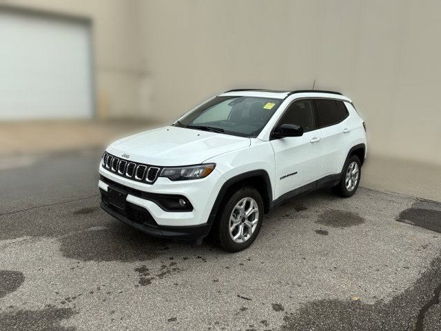 Used 2025 Jeep Compass Latitude w/ Sun & Sound Group AWD/4WD image 13