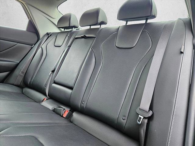 Used 2025 Hyundai Elantra Limited image 18