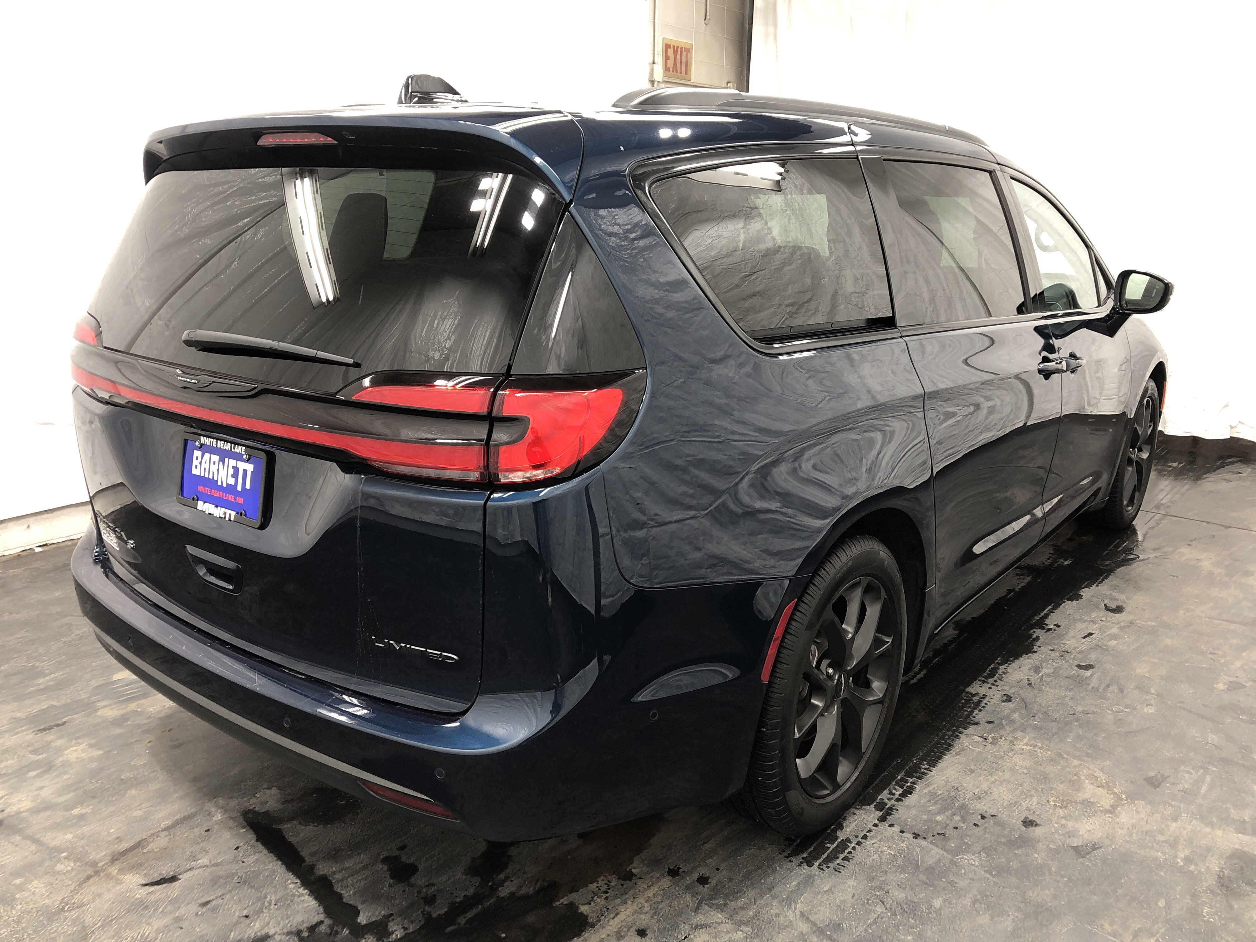 Certified 2025 Chrysler Pacifica Limited FWD image 5