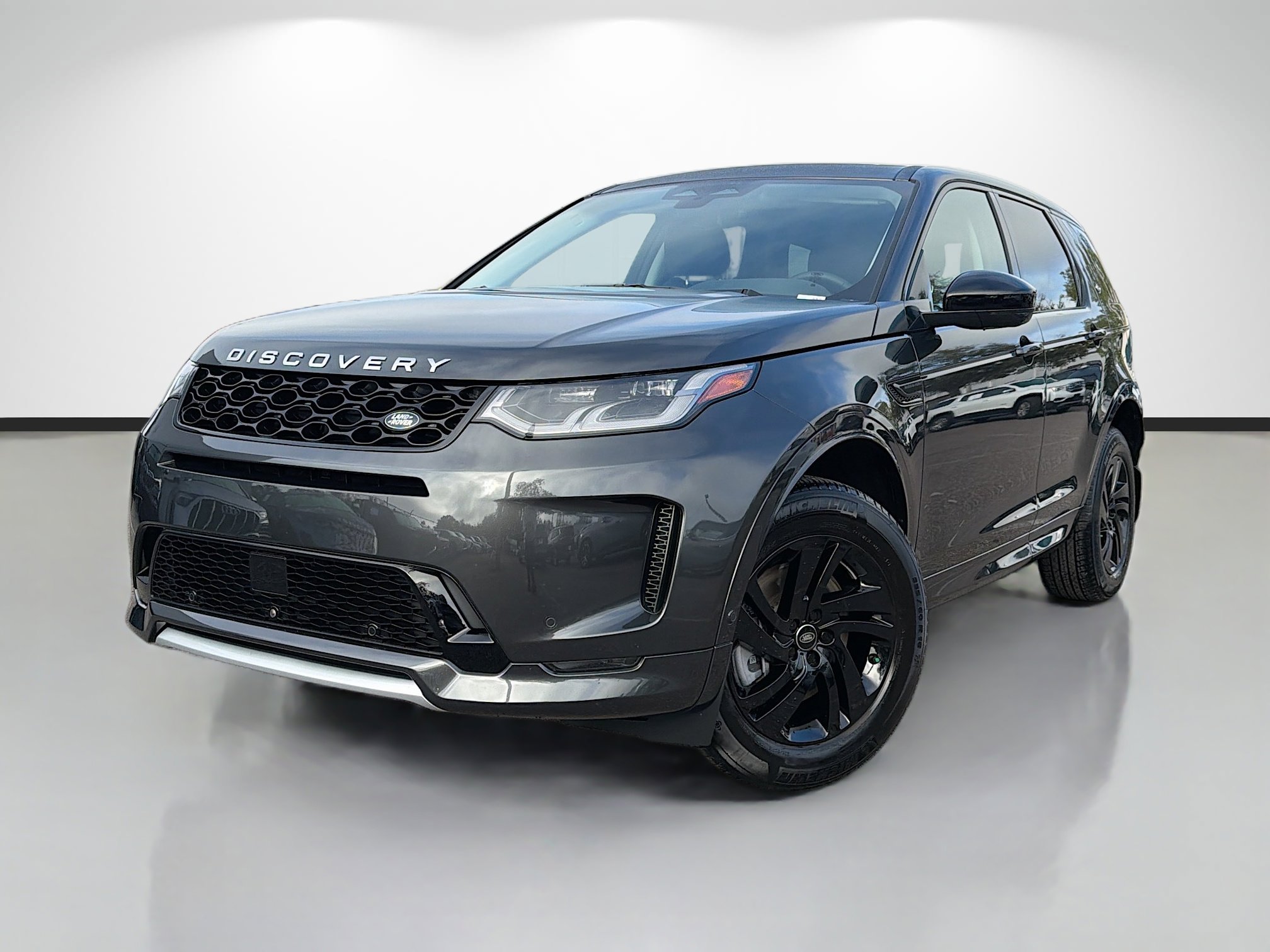 Used 2025 Land Rover Discovery Sport S image 1