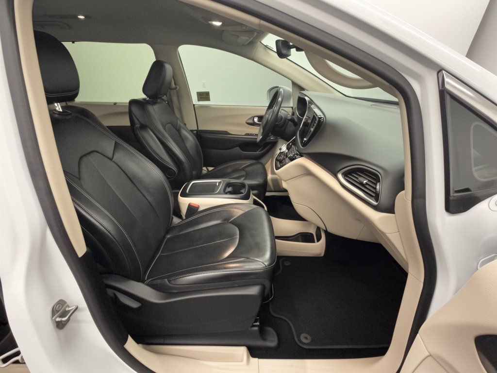 Used 2022 Chrysler Pacifica Touring-L FWD image 28