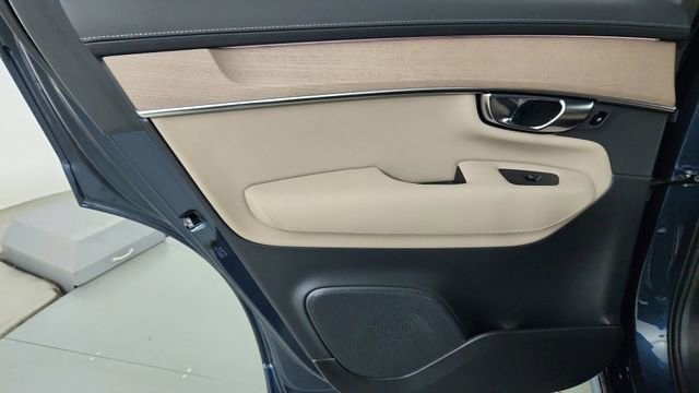 New 2026 Volvo XC90 T8 Plus w/ Protection Package Premier AWD/4WD image 28