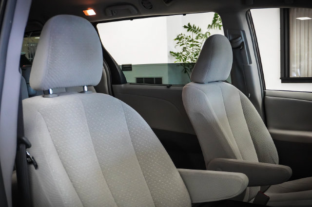 Used 2014 Toyota Sienna LE FWD image 24
