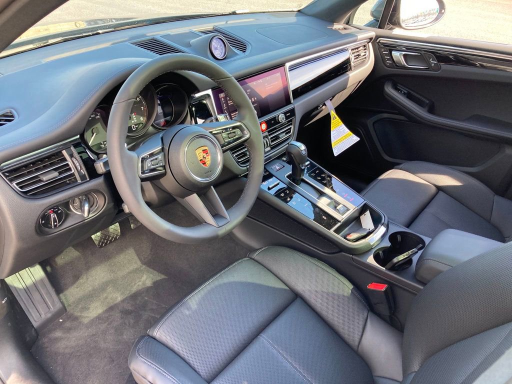 Certified 2025 Porsche Macan image 13