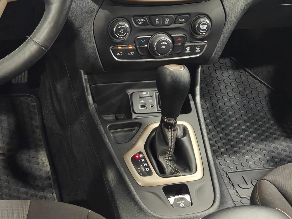 Used 2017 Jeep Cherokee Latitude w/ Cold Weather Group image 8