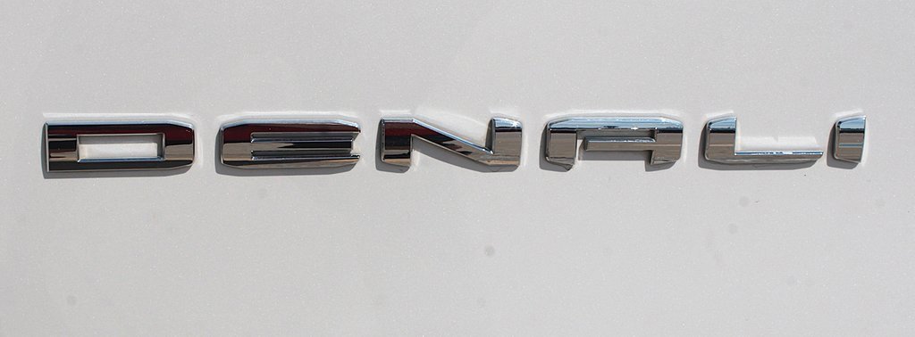 Used 2021 GMC Yukon XL Denali w/ Denali Premium Package image 3