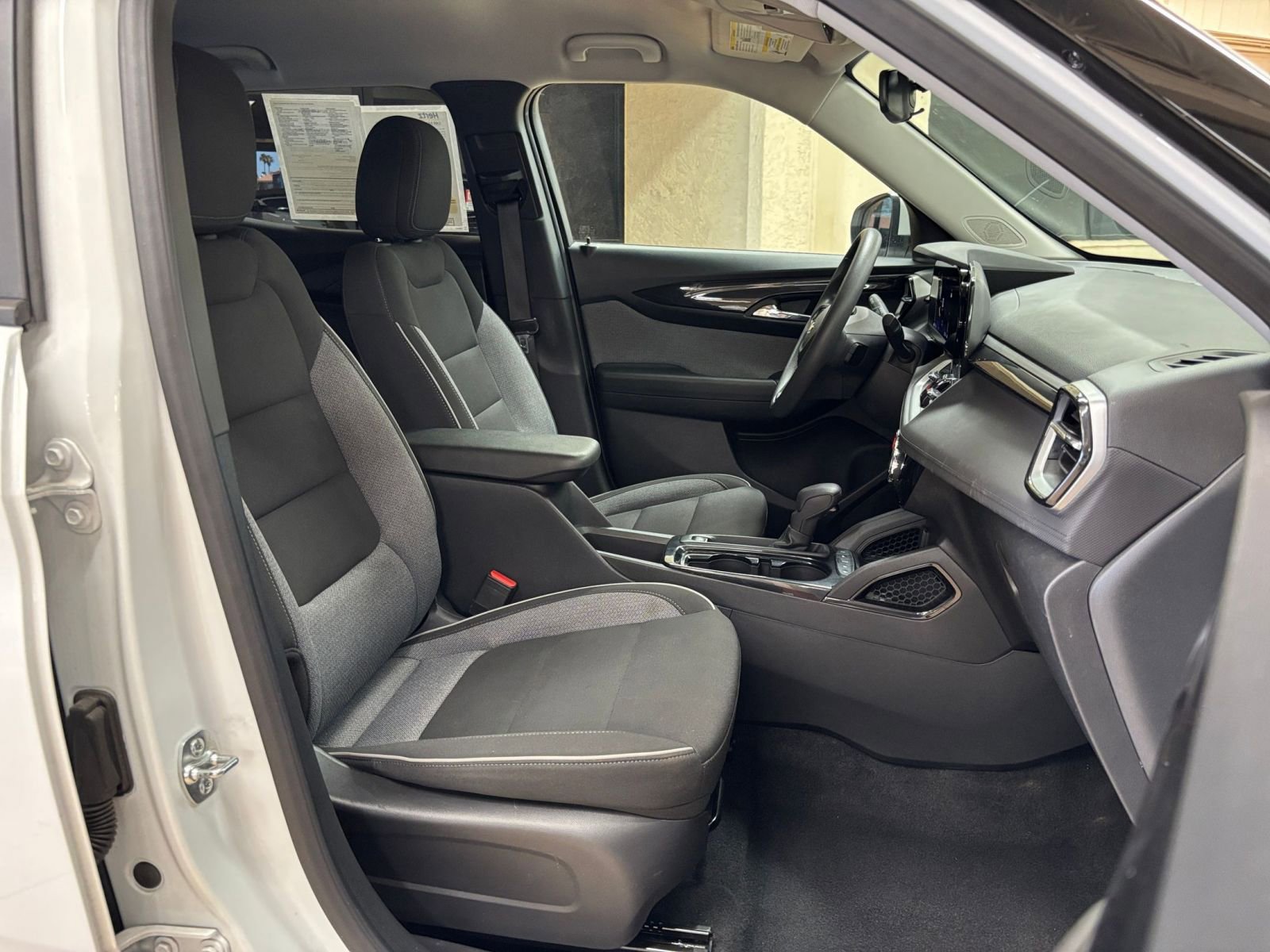 Used 2025 Chevrolet TrailBlazer LT FWD image 35