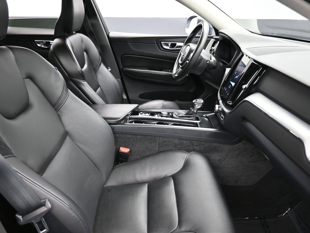 Used 2019 Volvo XC60 T6 Momentum w/ Multimedia Package image 21