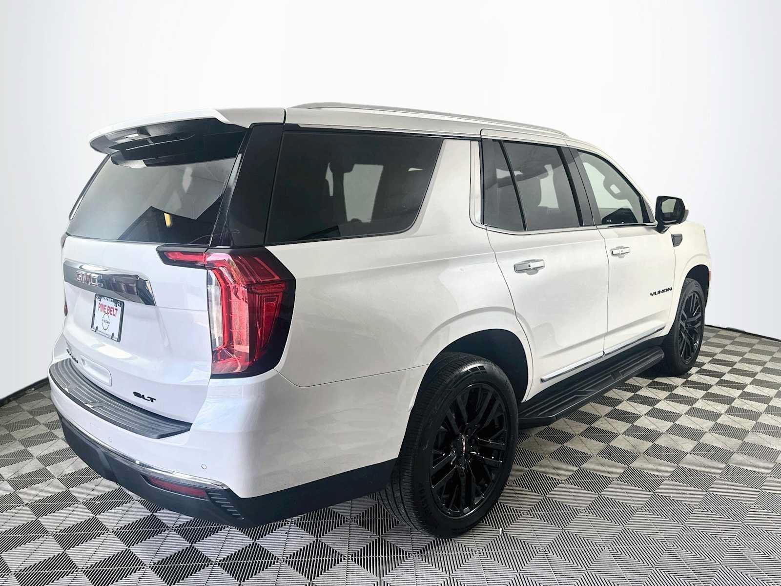 Used 2023 GMC Yukon SLT AWD/4WD image 4