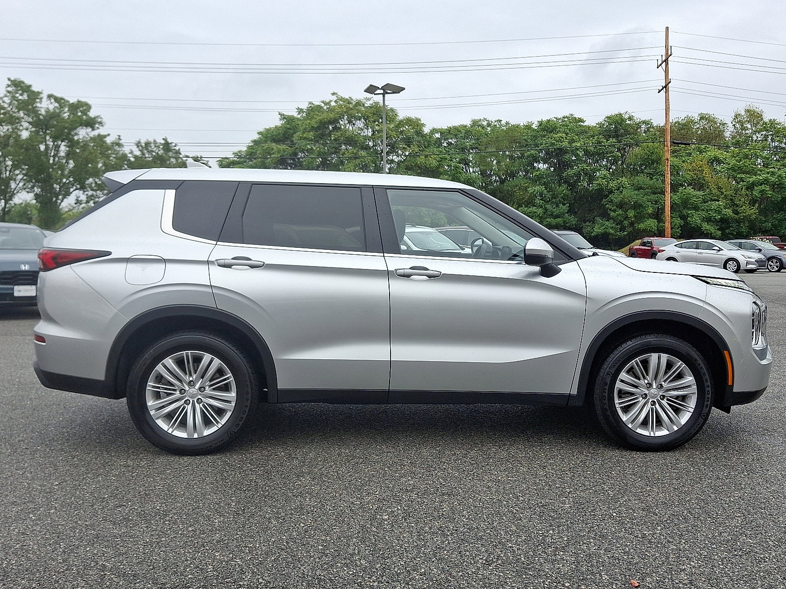 Used 2024 Mitsubishi Outlander ES image 7