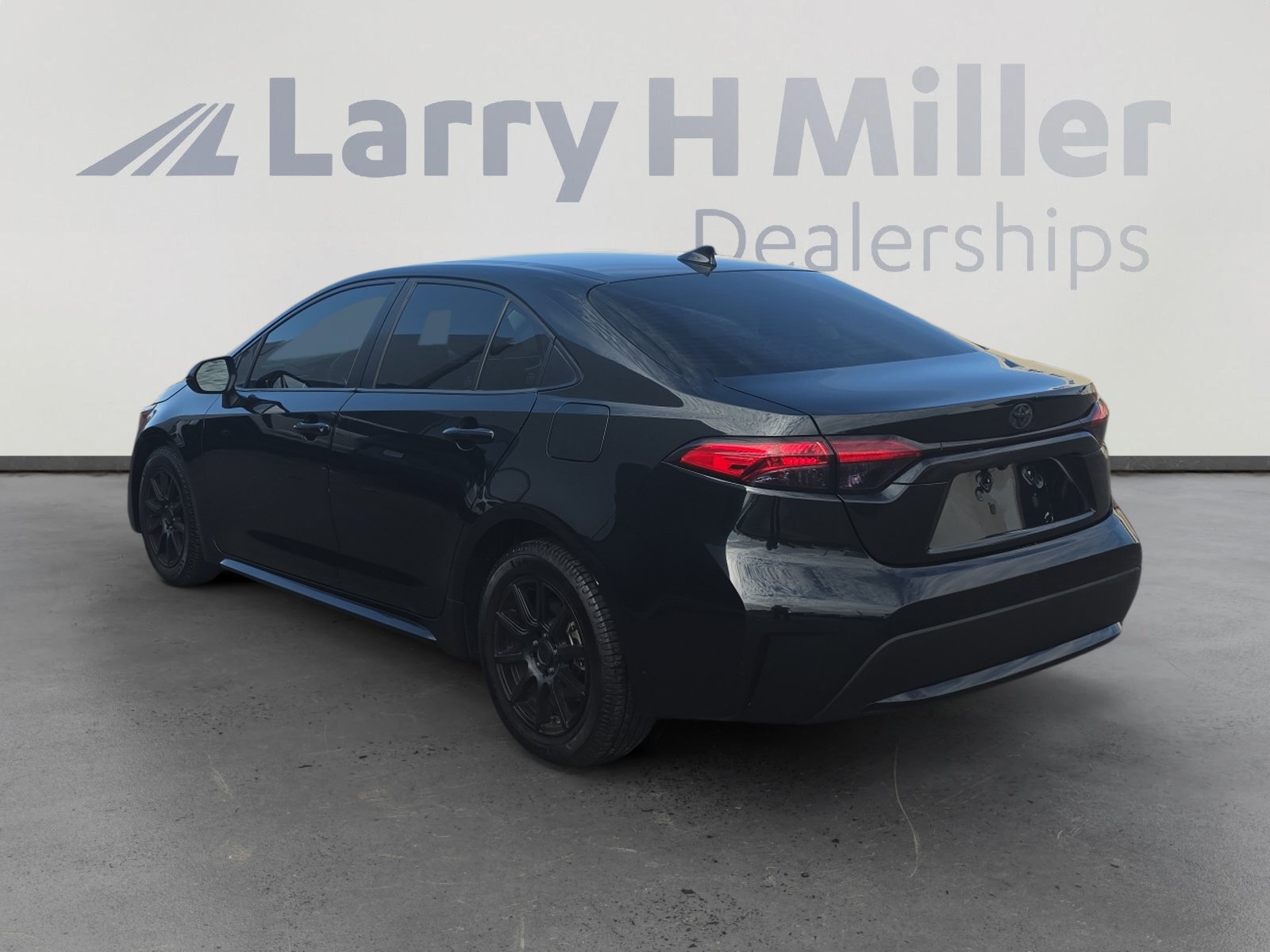 Used 2020 Toyota Corolla LE FWD image 3