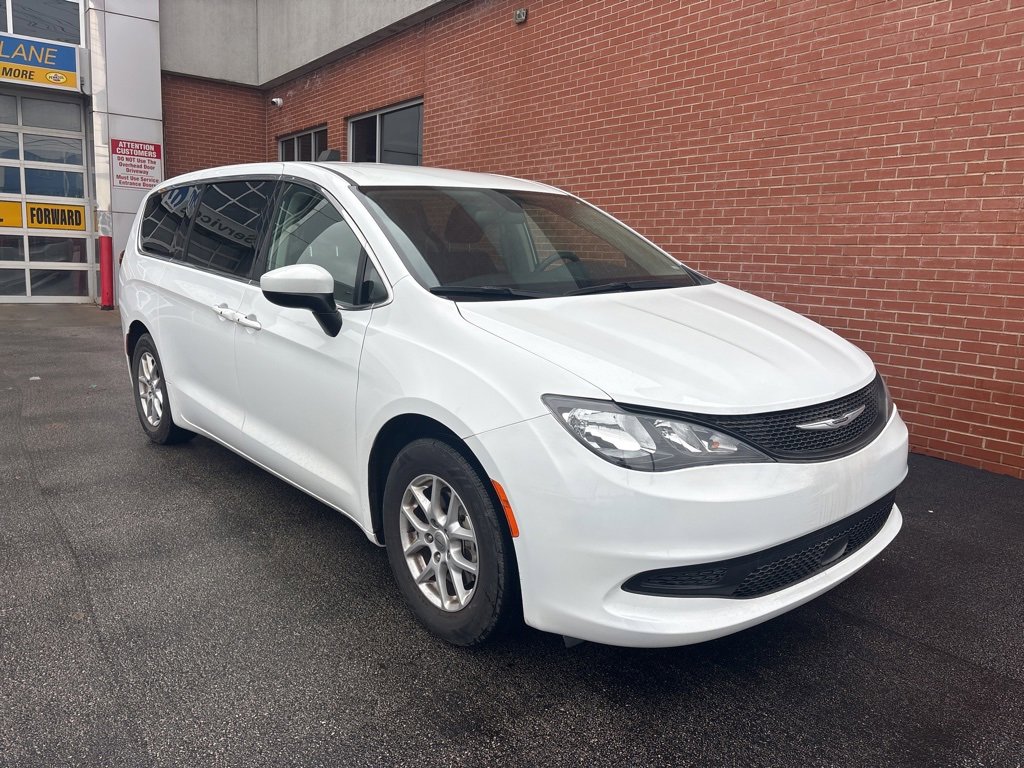 Used 2022 Chrysler Voyager LX image 3