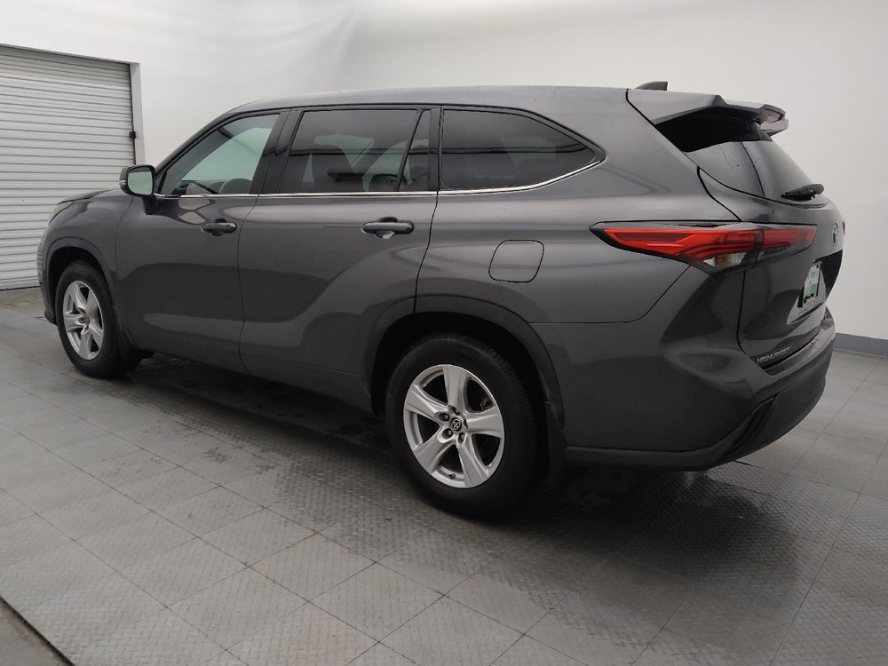 Used 2022 Toyota Highlander LE image 3