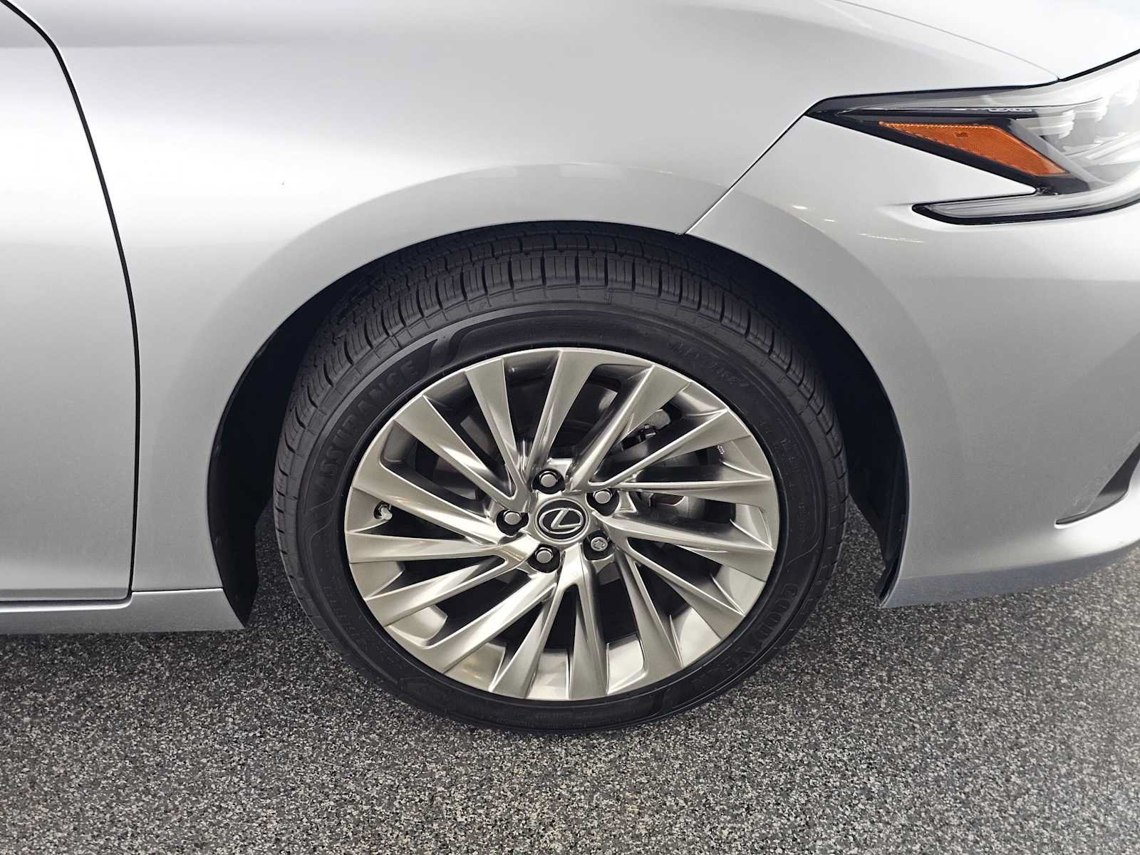 Certified 2023 Lexus ES 300h w/ Accessory Package (Z2) FWD image 9