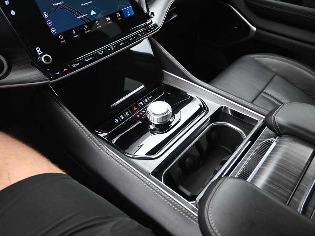 Used 2024 Jeep Wagoneer L Series II RWD image 19