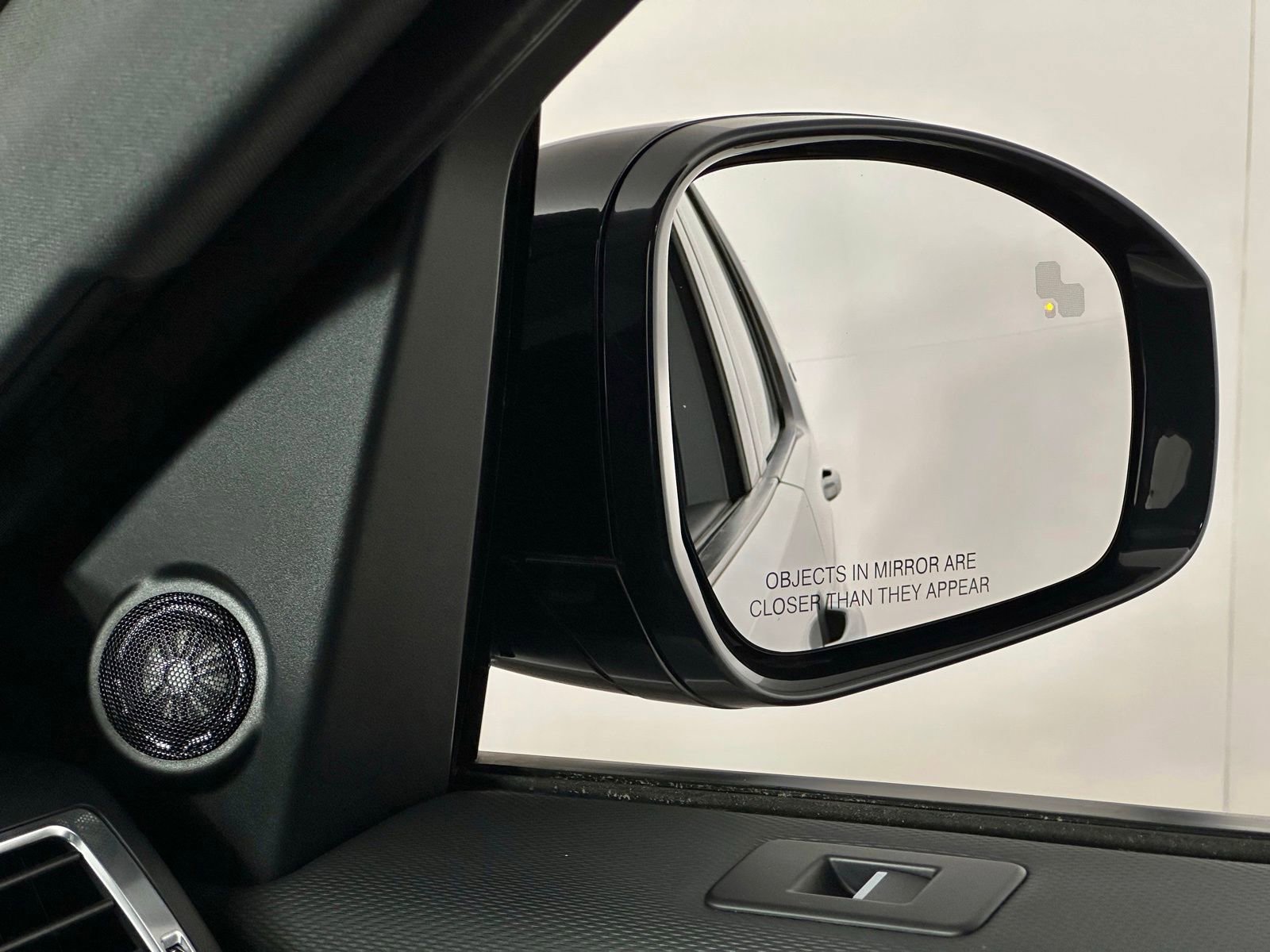 Used 2023 Land Rover Discovery Metropolitan Edition image 25