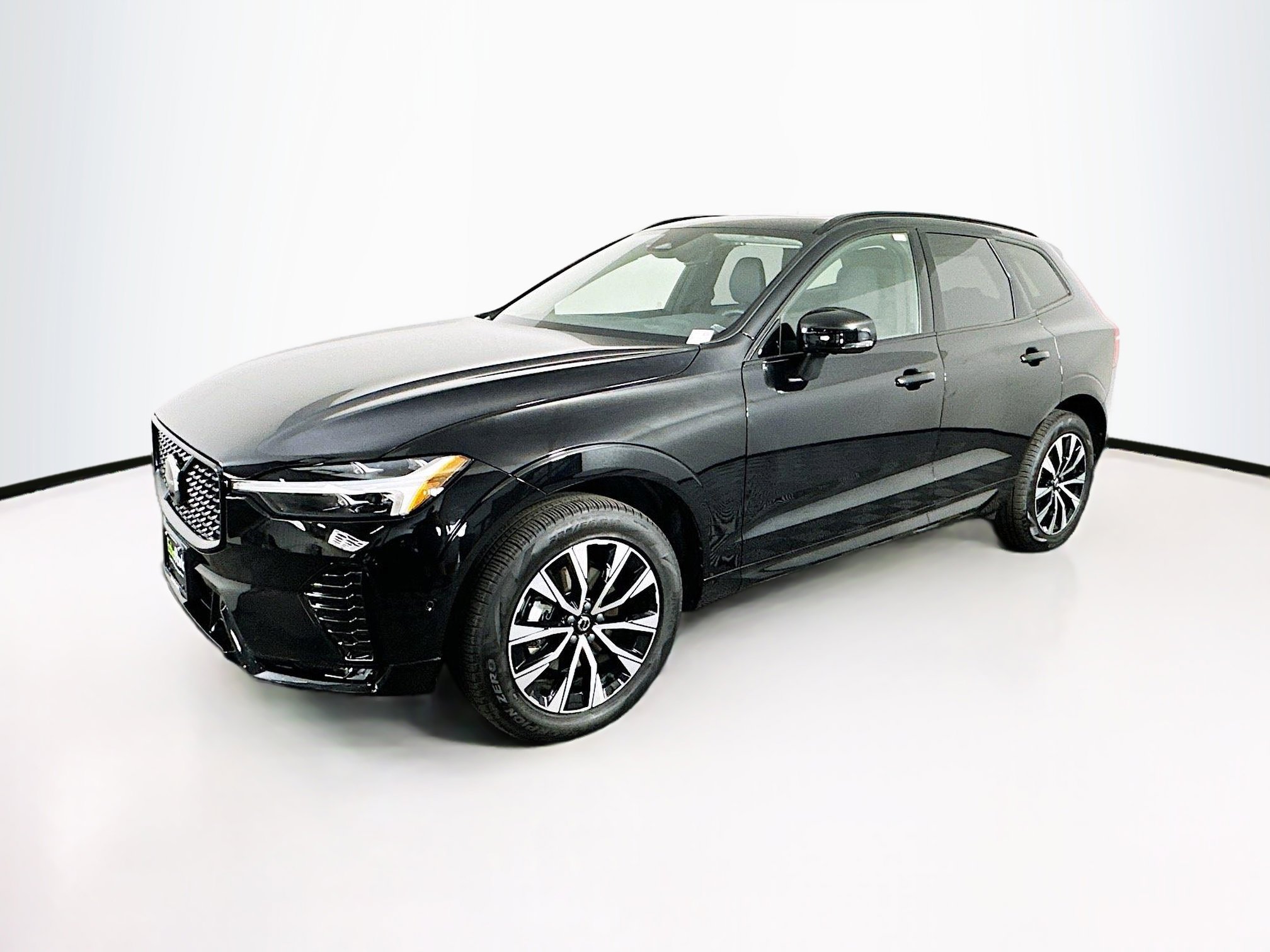 Used 2025 Volvo XC60 B5 Plus image 3