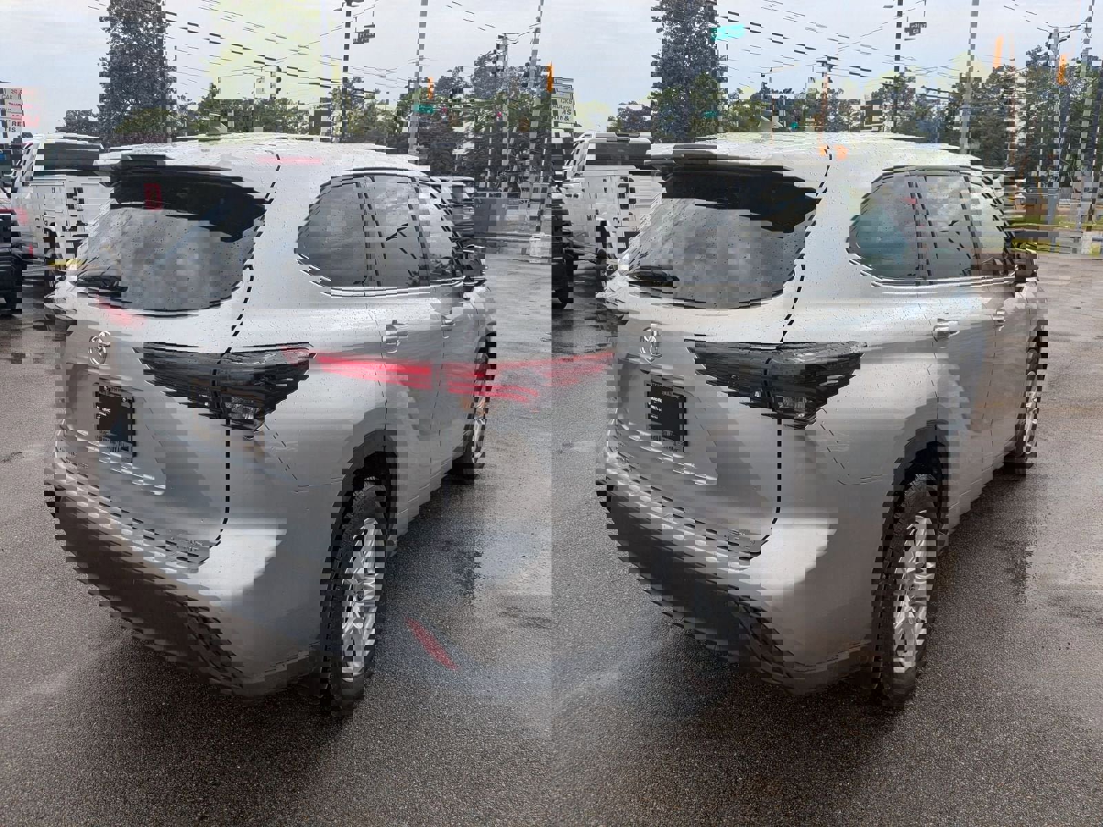 Used 2024 Toyota Highlander LE image 5