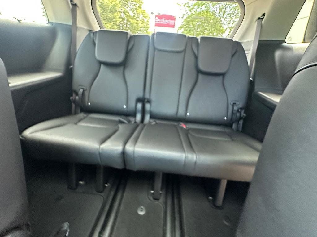 Used 2025 Kia Carnival SX w/ SX Dark Edition Package FWD image 17